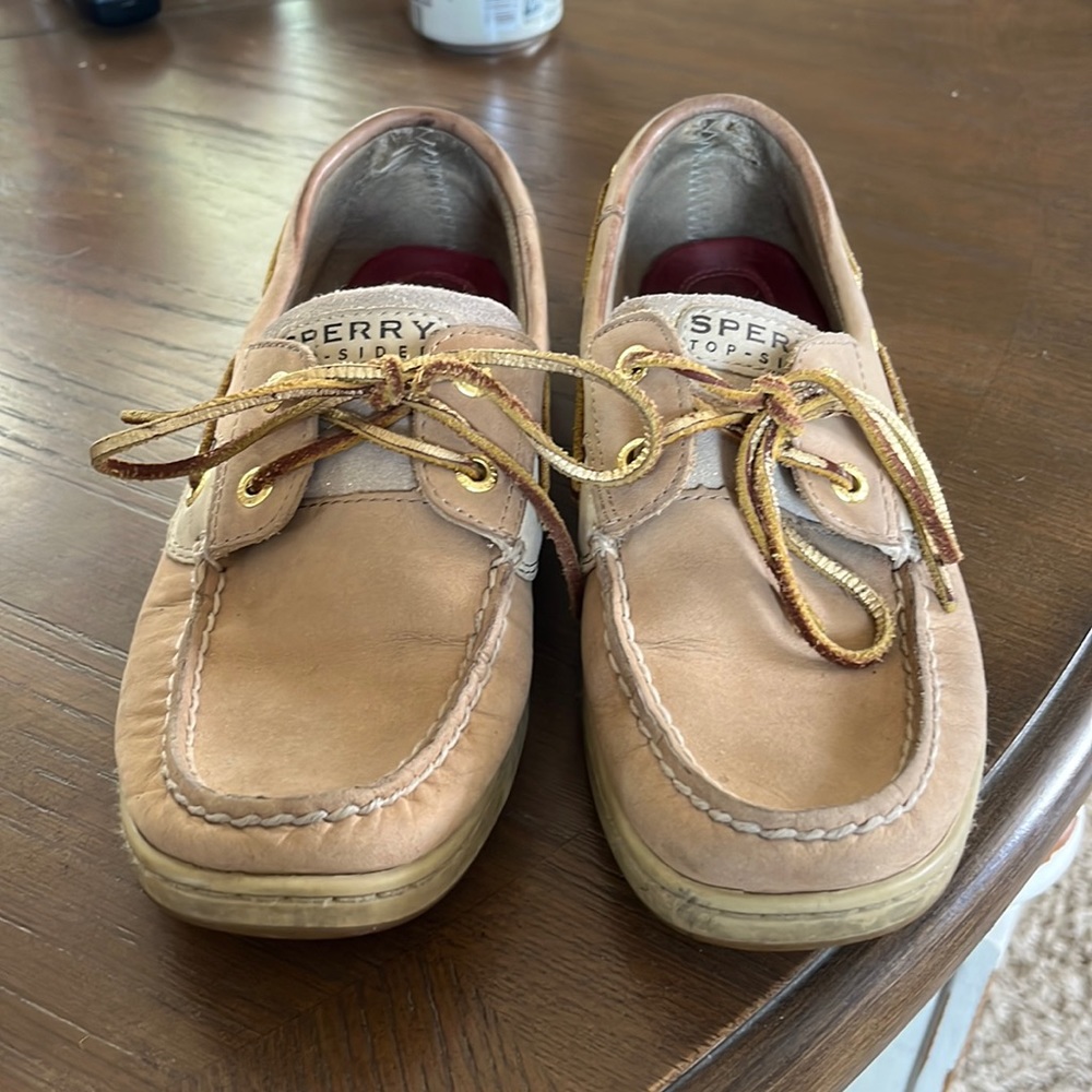 Women’s size 7.5 sperry top siders. Gold glitter down the sides.
